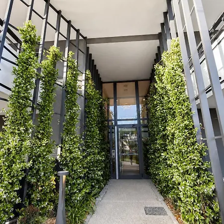 Riviera Pool - F2 - Parking Prive - Proche